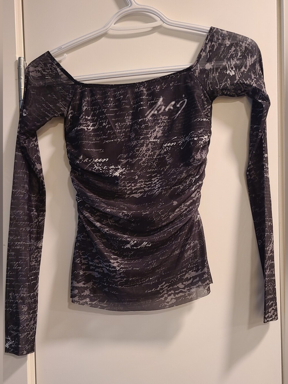 NWOT Ardene Sheer Mesh Ruched Long Sleeve Top Size XS – Script Cursive Print 🖤
